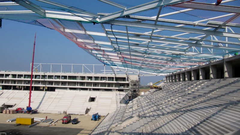 Stadiondach aus Stahl über den Tribünen während der Montage