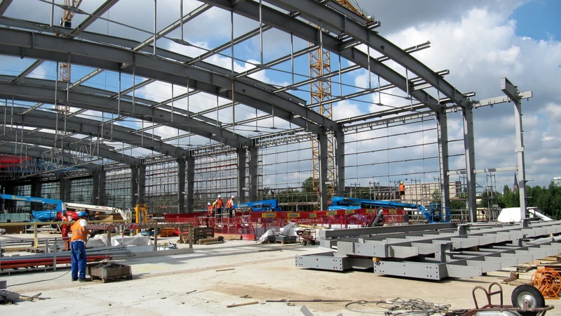 Montage der weit gespannten Stahlkonstruktion am Bahnhof Ostkreuz in Berlin