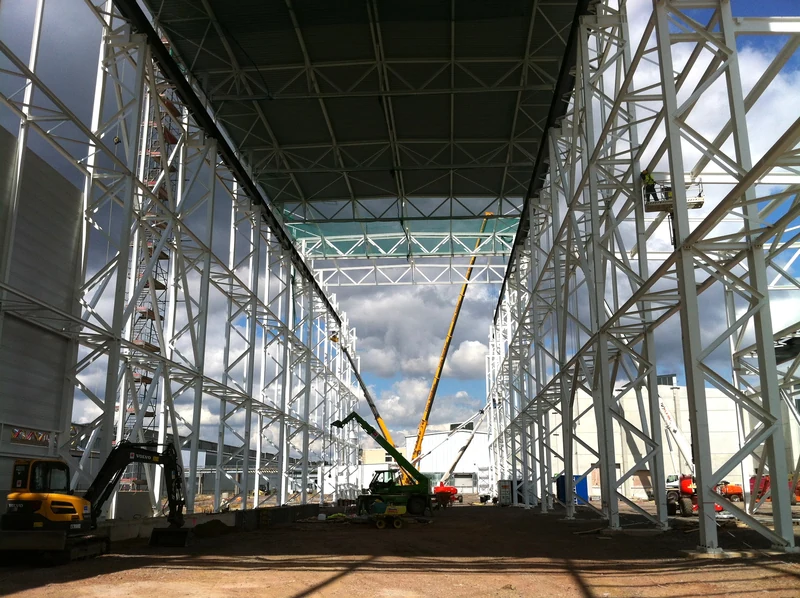 Stahlstützen und Dachtragwerk einer Industriehalle während der Montage