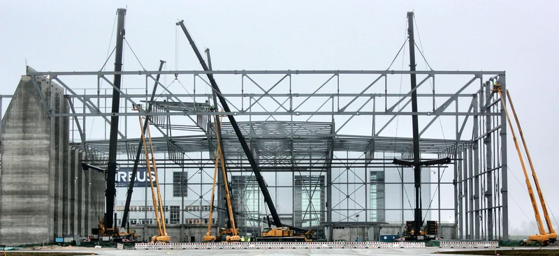 Stahltragwerk der Airbus-Hallen 213/214 während der Montage durch Lochner